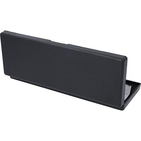 Geöffnete, schwarze Box, von oben fotografiert. Die Box ist rechteckig und hat einen glatten Deckel.